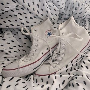 Cream/white converse unisex women’s 9 men’s 7